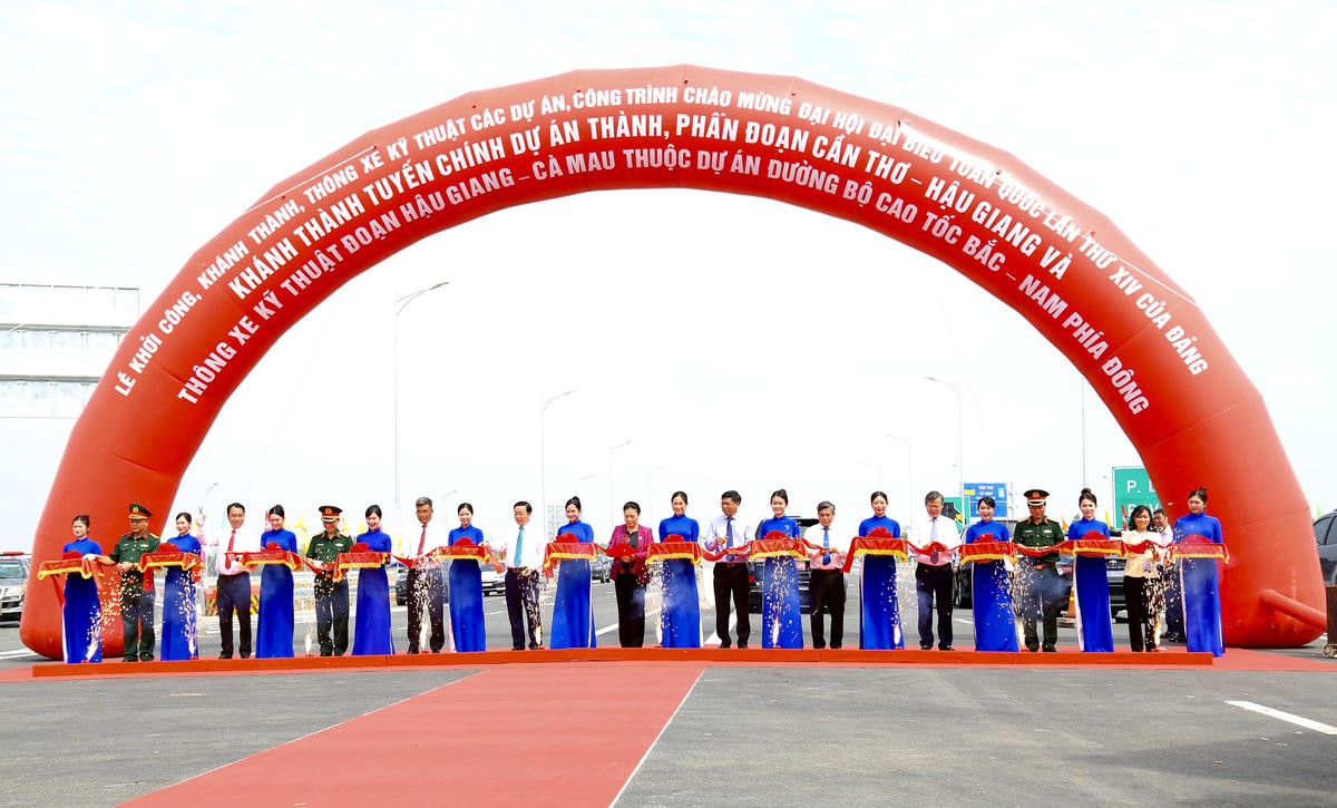 Các đại biểu thực hiện nghi thức khánh thành, thông xe kỹ thuật. (ảnh: Thanh Tiến)