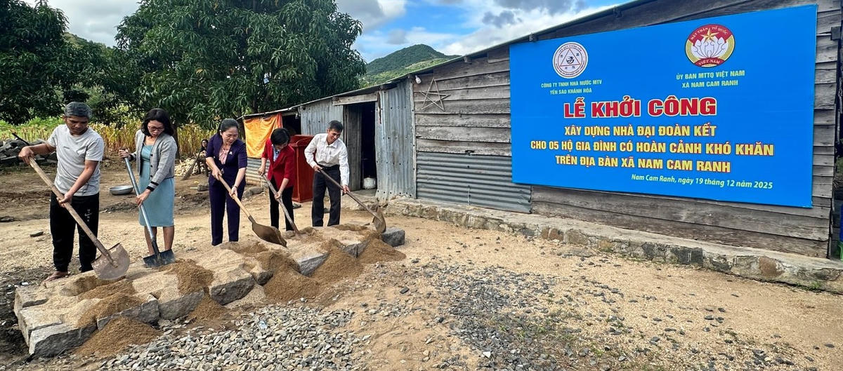 Lãnh đạo xã Nam Cam Ranh và Công ty TNHH Nhà nước Một thành viên Yến sào Khánh Hòa thực hiện nghi thức khởi công xây dựng nhà. (ảnh CTV)
