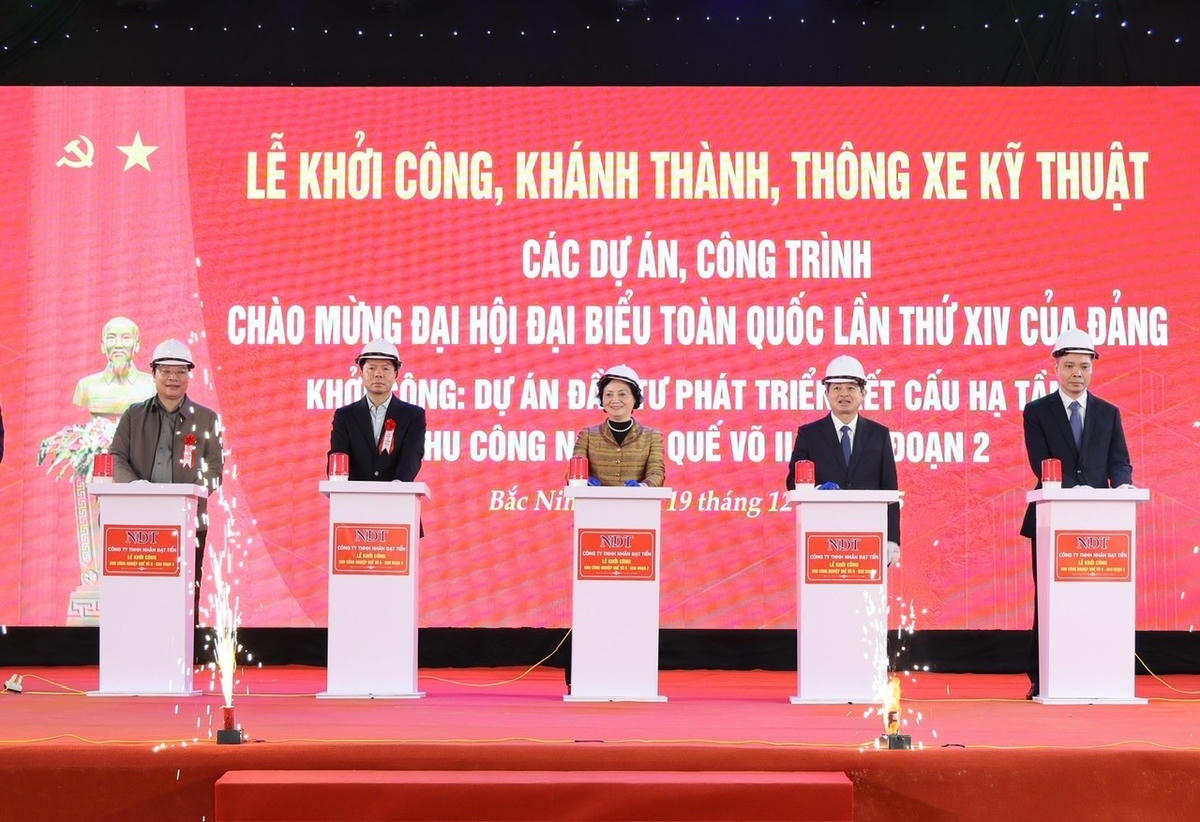 Phó Thủ tướng Phạm Thị Thanh Trà cùng các đại biểu thực hiện nghi thức khởi công Dự án đầu tư phát triển kết cấu hạ tầng khu công nghiệp Quế Võ II - giai đoạn 2 tại xã Phù Lãng, tỉnh Bắc Ninh. Ảnh: Thu Giang