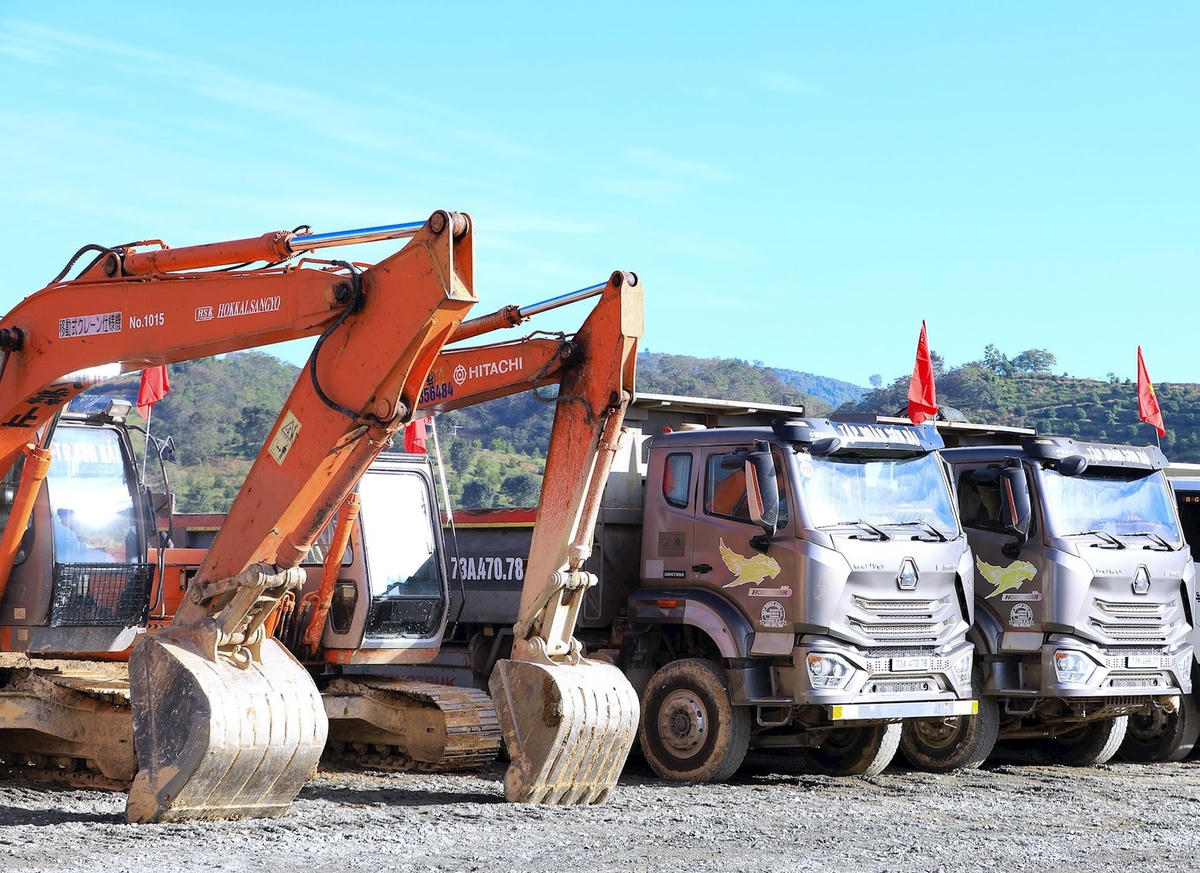 Máy móc nhà thầu chuẩn bị cho Lễ khởi công cao tốc Tân Phú - Bảo Lộc. (ảnh CTV)

