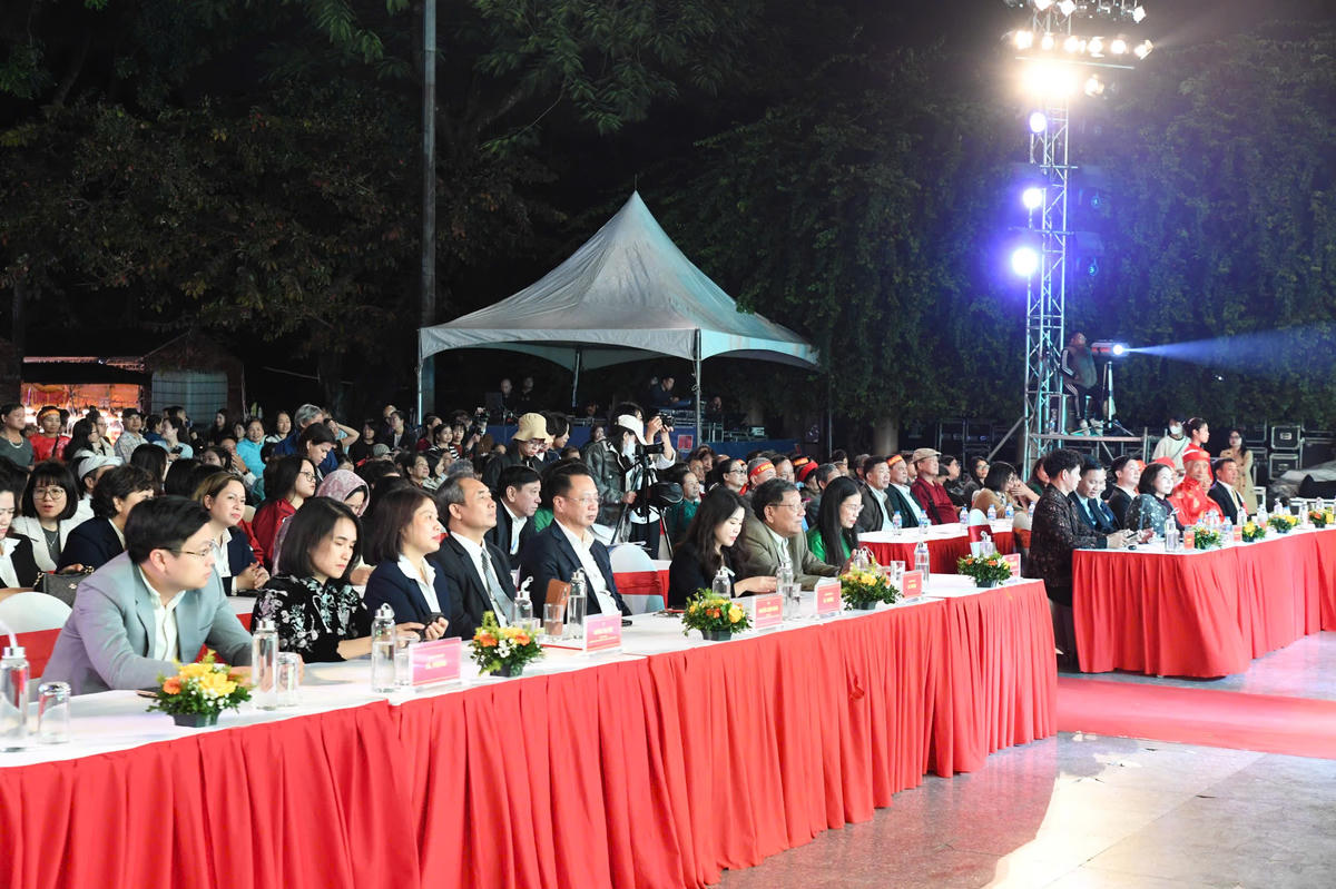 Các đại biểu dự lễ khai mạc&nbsp;“Lễ hội văn hóa ẩm thực Hà Nội năm 2025”. Ảnh: Phạm Sỹ.