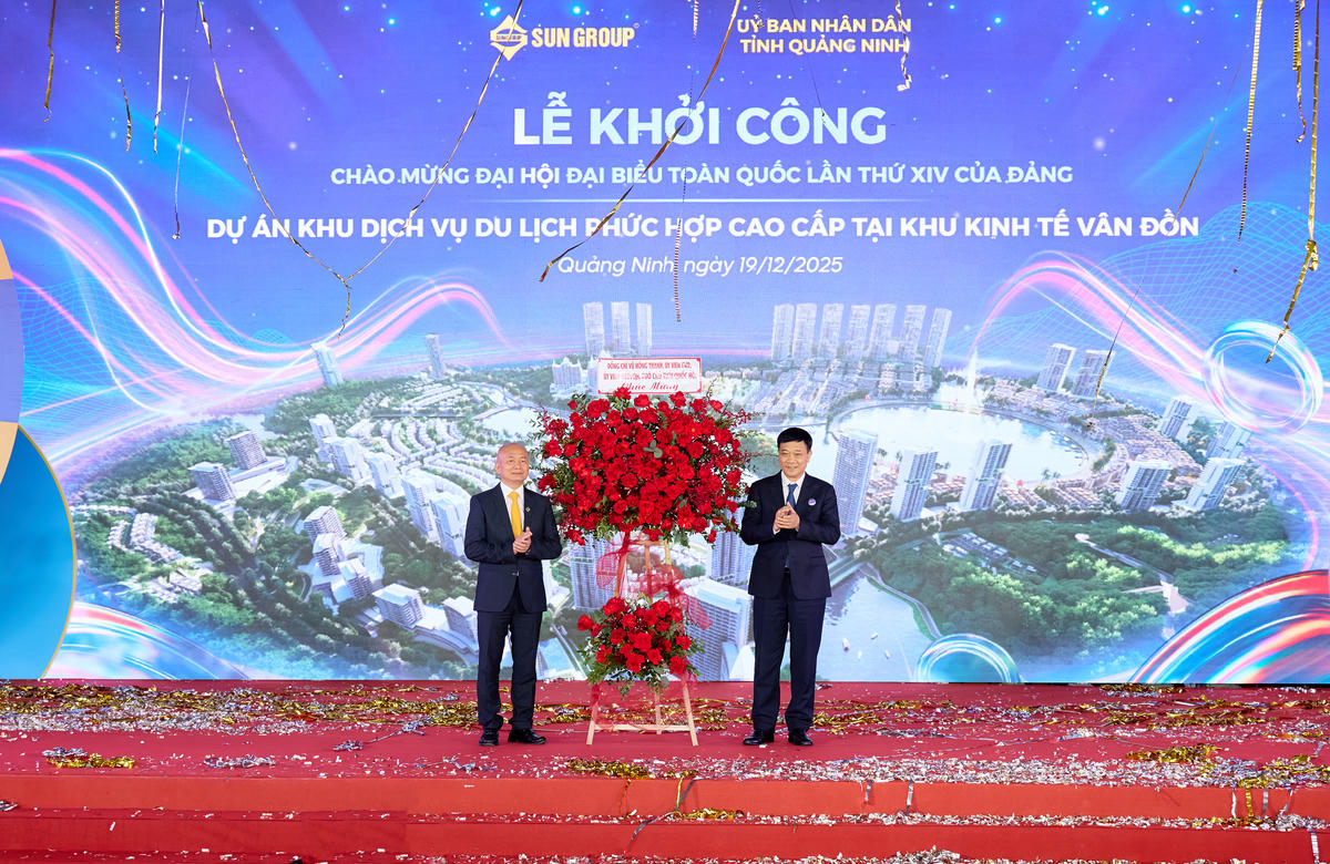 Ủy viên Trung ương Đảng, Phó Chủ tịch Quốc hội&nbsp;Vũ Hồng Thanh tặng hoa chúc mừng Tập đoàn Sungroup.