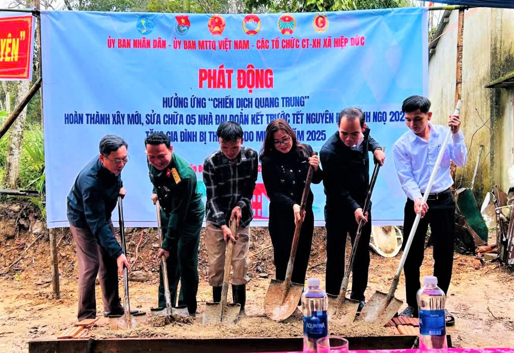 Các đại biểu thực hiện nghi thức Lễ khởi công xây nhà cho người dân vùng lũ ở xã Hiệp Đức. Ảnh: CV.