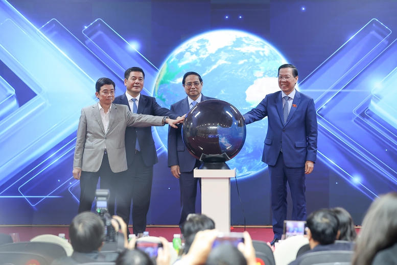 Thủ tướng Chính phủ và các đại biểu đã thực hiện nghi lễ công bố kết quả xuất nhập khẩu năm 2025. Ảnh: Nhật Bắc