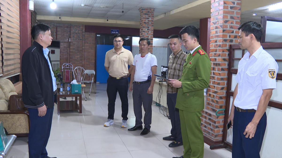 Cơ quan Cảnh sát điều tra thi hành Lệnh khám xét nơi làm việc của Nguyễn Xuân Sơn - Phó Giám đốc phụ trách Cảng vụ. Ảnh: CATH