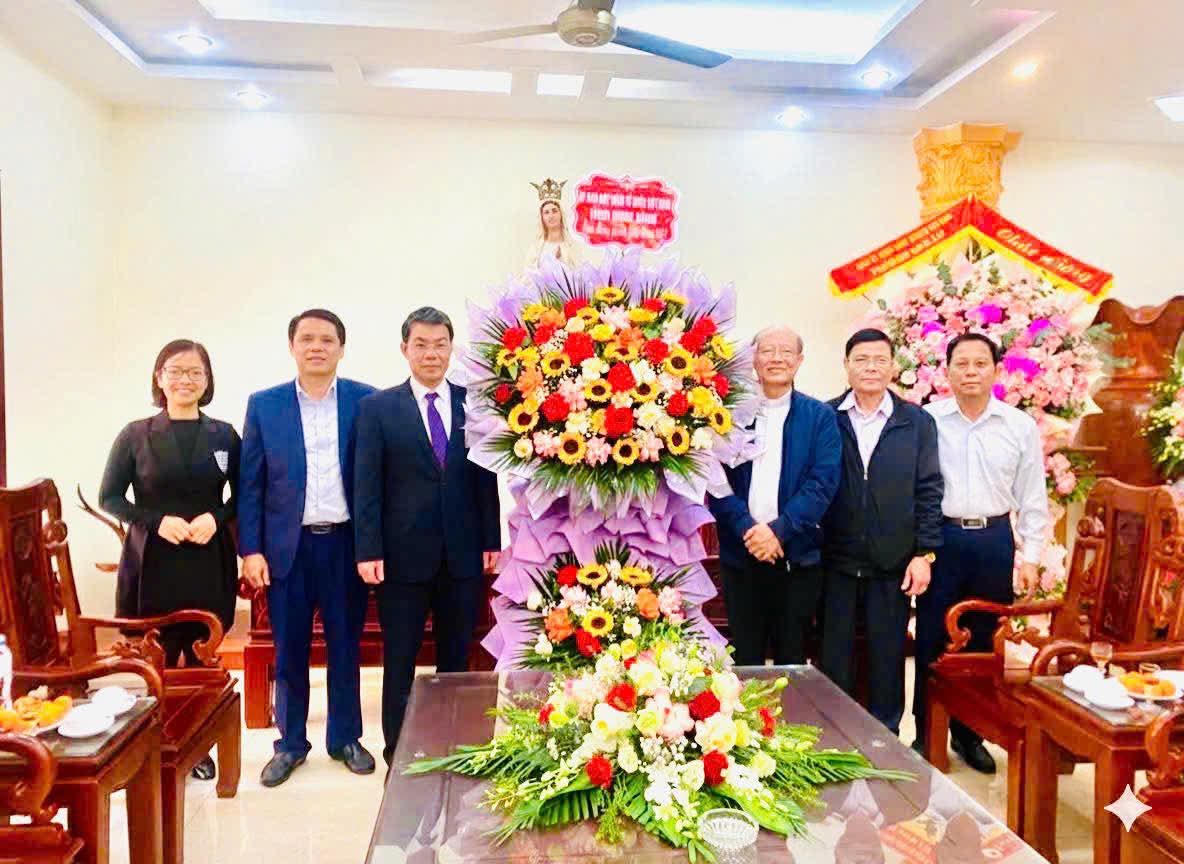 Đoàn đại biểu Ủy ban MTTQ tỉnh Ninh Bình tới thăm, chúc mừng Lễ Giáng sinh các tổ chức Công giáo tiêu biểu. Ảnh: NB
