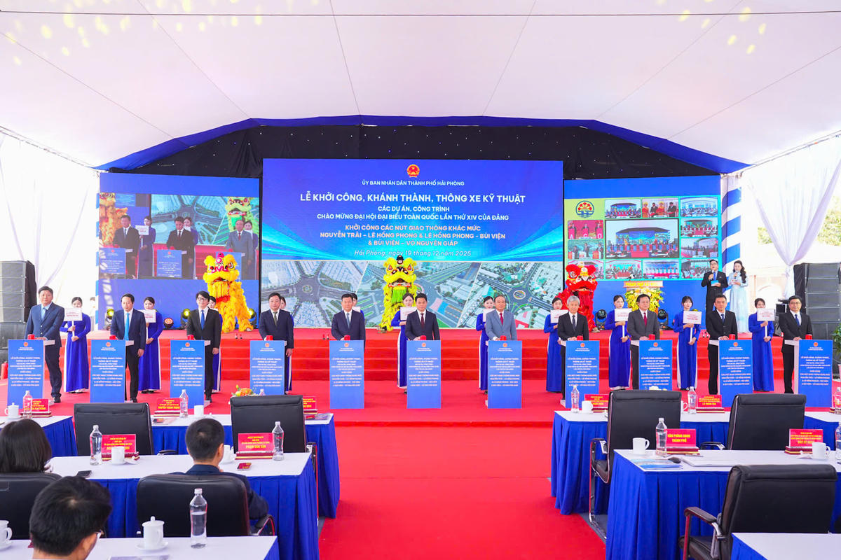 Lãnh đao TP Hải Phòng nhấn nút khởi công nút giao khác mức đường Lê Hồng Phong - Nguyễn Trãi, Bùi Viện - Lê Hồng Phong và Bùi Viện - Võ Nguyên Giáp. Ảnh: ĐT.&nbsp;