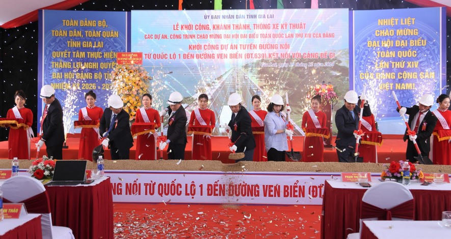 Đại biểu thực hiện nghi thức khởi công Dự án Tuyến đường nối từ quốc lộ 1 đến đường ven biển (ĐT.639) kết nối với cảng Đề Gi. Ảnh: CV.