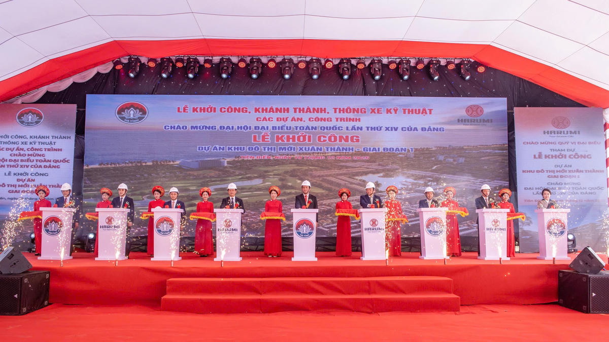 Đại biểu bấm nút khởi công dự án Khu đô thị Xuân Thành (giai đoạn 1). Ảnh: HN.