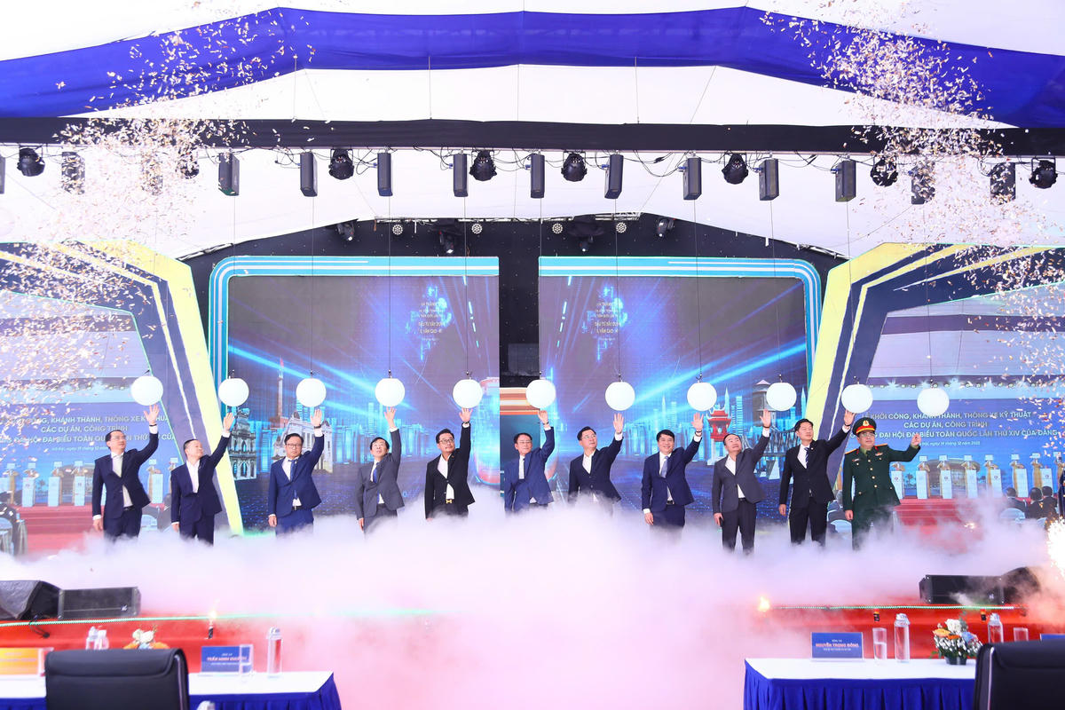 Các lãnh đạo Hà Nội thực hiện nghi thức khởi công dự án tuyến đường sắt đô thị số 5. Ảnh: Lê Khánh