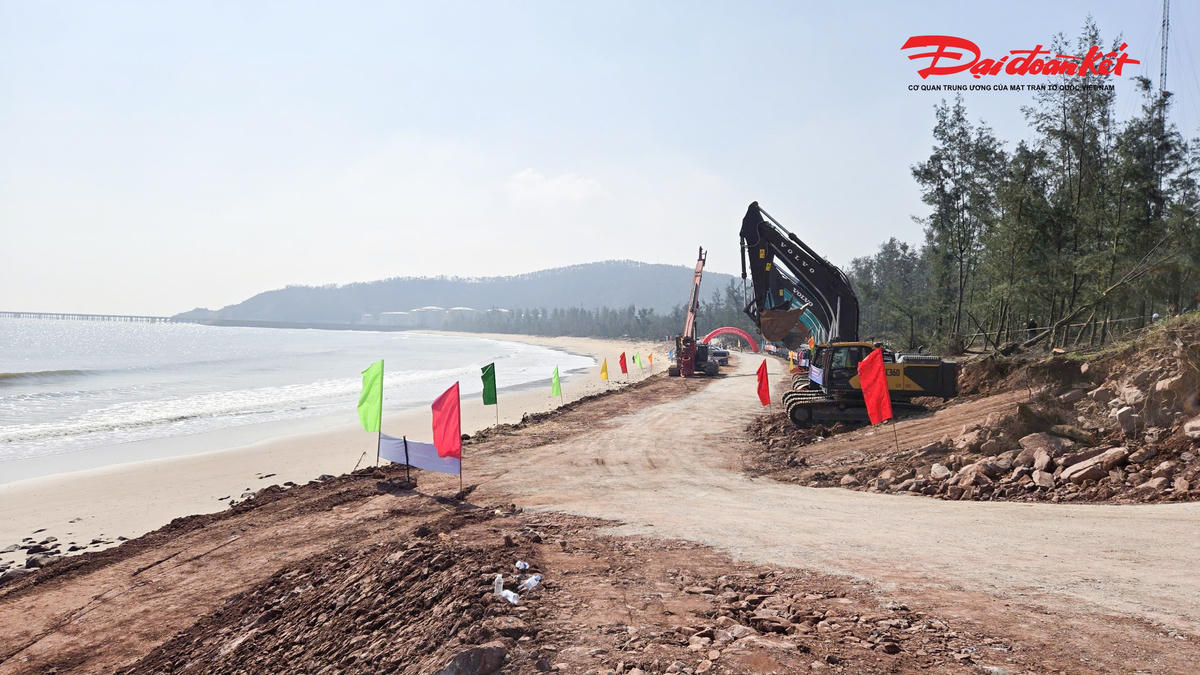 Cùng với 233 dự án, công trình trong cả nước, dự án đầu tư xây dựng và kinh doanh Cảng nước sâu Cửa Lò chính thức được khởi công vào sáng 19/12 tại phường Cửa Lò (Nghệ An). ẢNh: ĐB