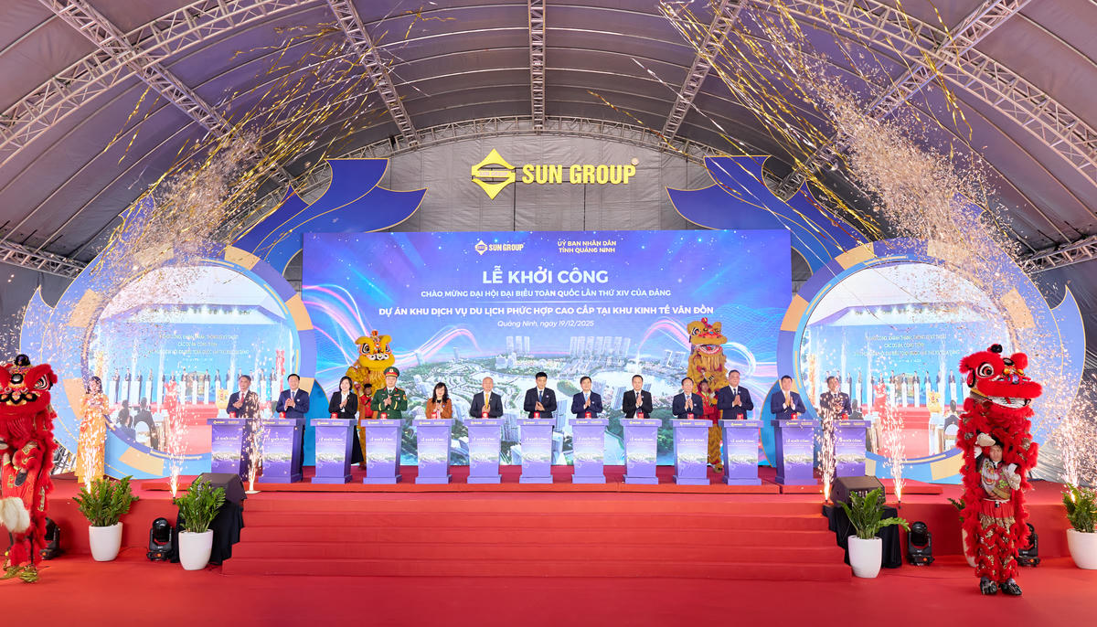 Các đại biểu bấm nút khởi công dự án.