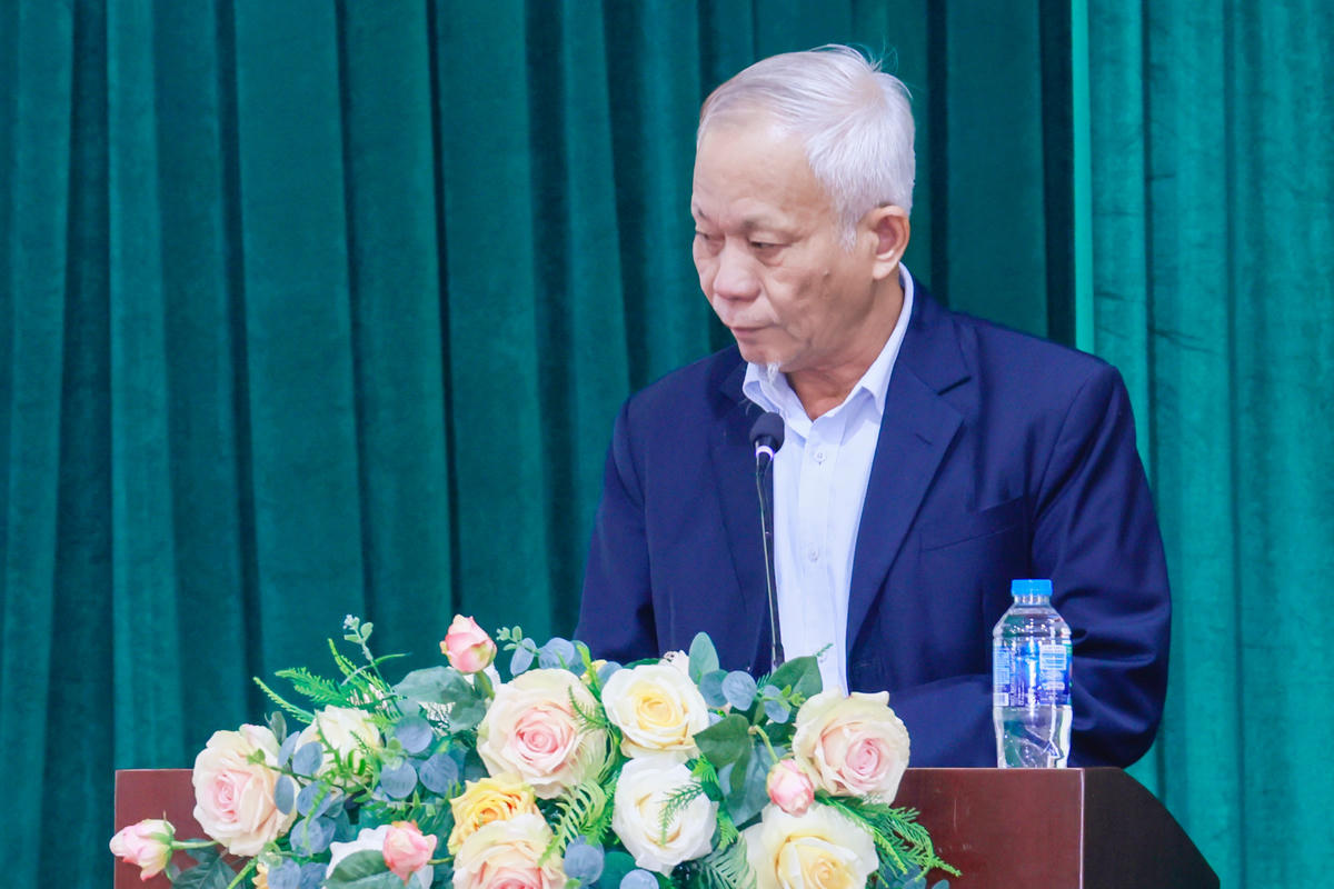 Cử tri Nguyễn Văn Tuấn, Chủ tịch Hội Người cao tuổi xã Phù Đổng nêu ý kiến tại Hội nghị. Ảnh: Quang Vinh.