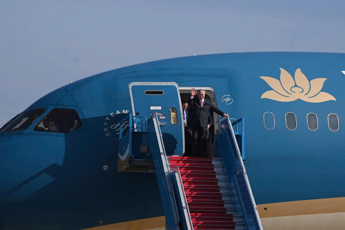 Phó Thủ tướng Thường trực Nguyễn Hoà Bình cùng những hành khách đặc biệt đầu tiên bước xuống sân bay Long Thành. Ảnh: V.H.