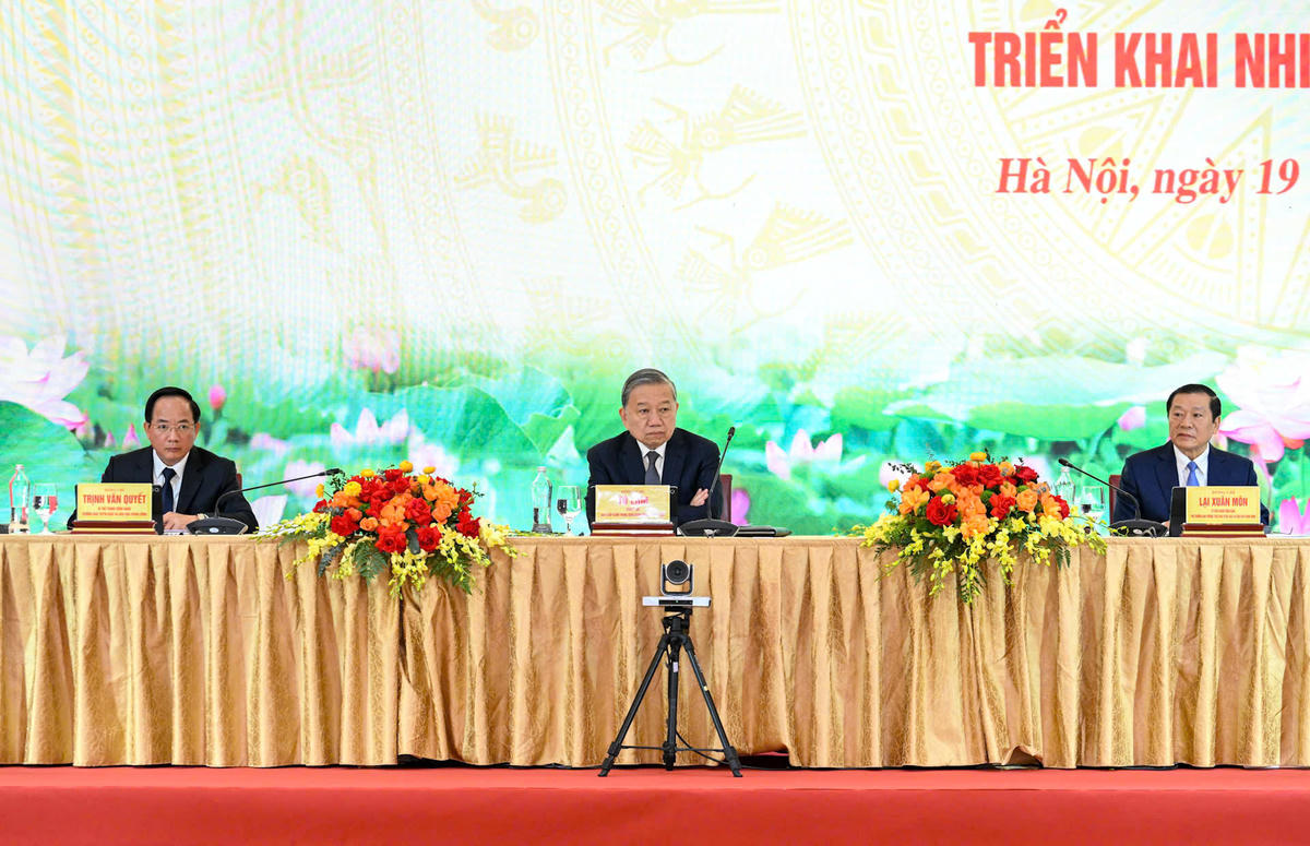 Chủ trì Hội nghị.