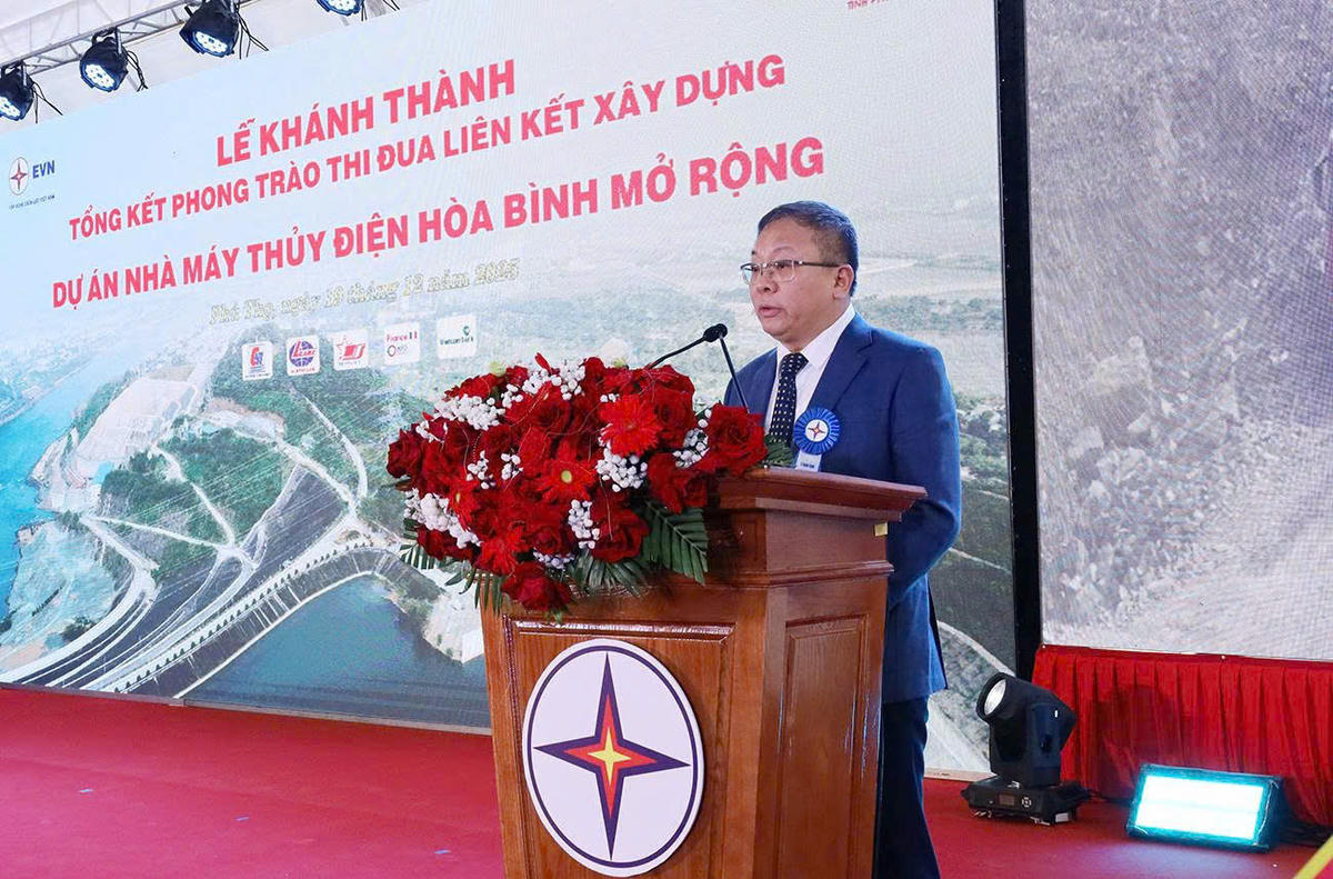 Ông Phạm Hồng Sơn - Phó Tổng Giám đốc Tập đoàn Điện lực Việt Nam phát biểu tại Lễ khánh thành và tổng kết phong trào thi đua liên kết xây dựng Dự án Nhà máy Thuỷ điện Hoà Bình mở rộng.