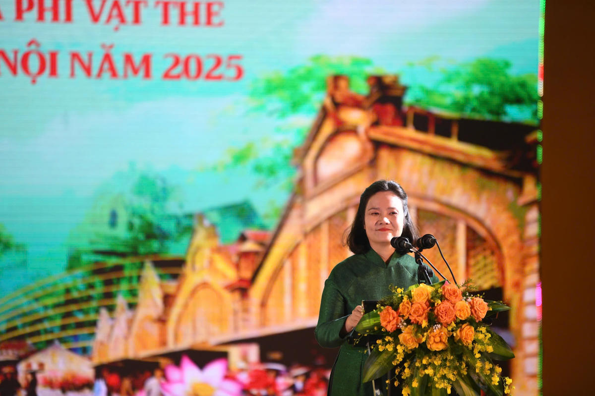 Bà Lê Thị Ánh Mai, Phó Giám đốc Sở Văn hóa và Thể thao Hà Nội phát biểu khai mạc “Lễ hội văn hóa ẩm thực Hà Nội năm 2025”. Ảnh: Phạm Sỹ.