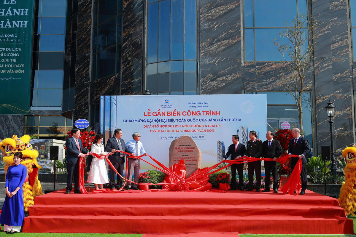 Các đại biểu thực hiện nghi thức gắn biển công trình chào mừng Đại hội đại biểu toàn quốc lần thứ XIV của Đảng.