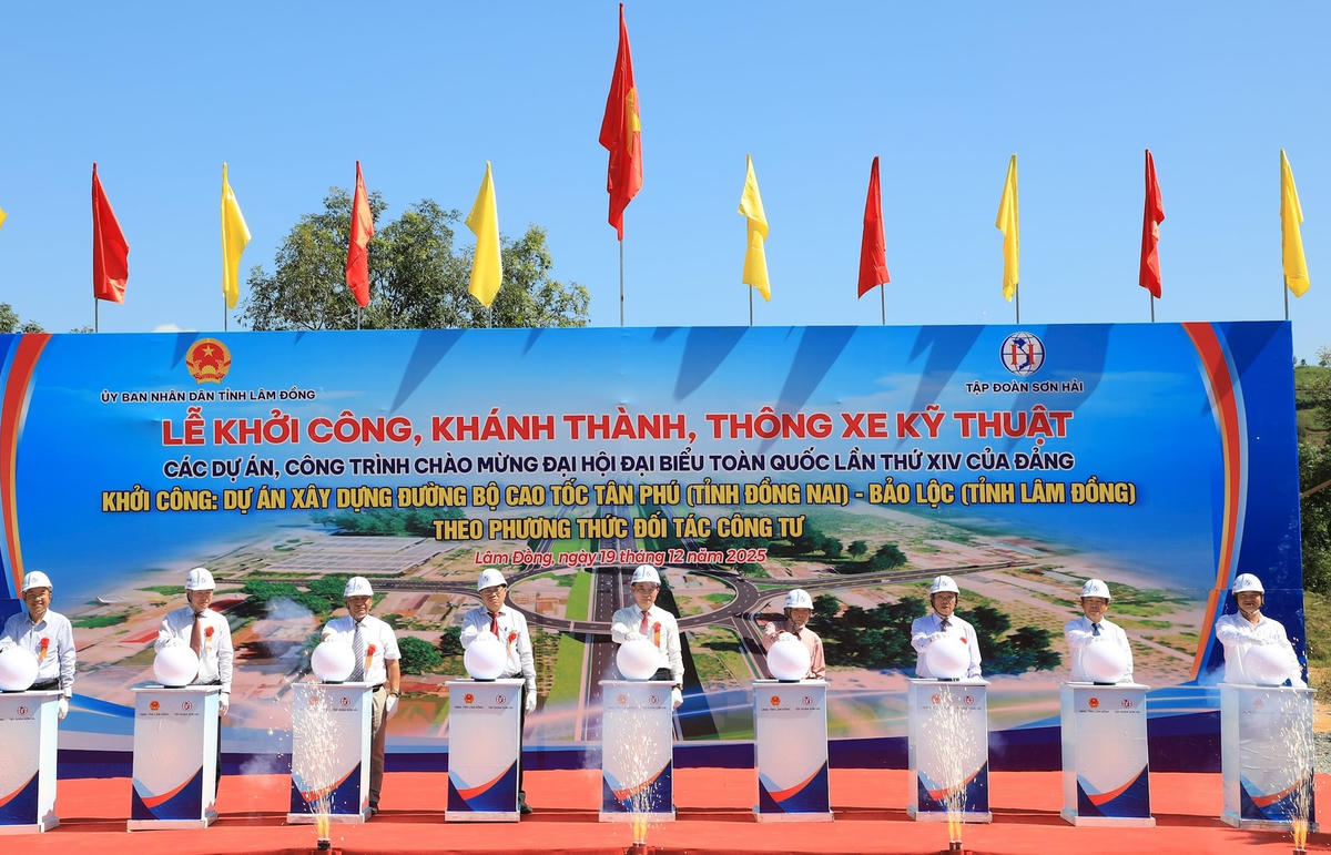 Các đại biểu thực hiện nghi thức khởi công Dự án cao tốc Tân Phú - Bảo Lộc. (ảnh CTV)


