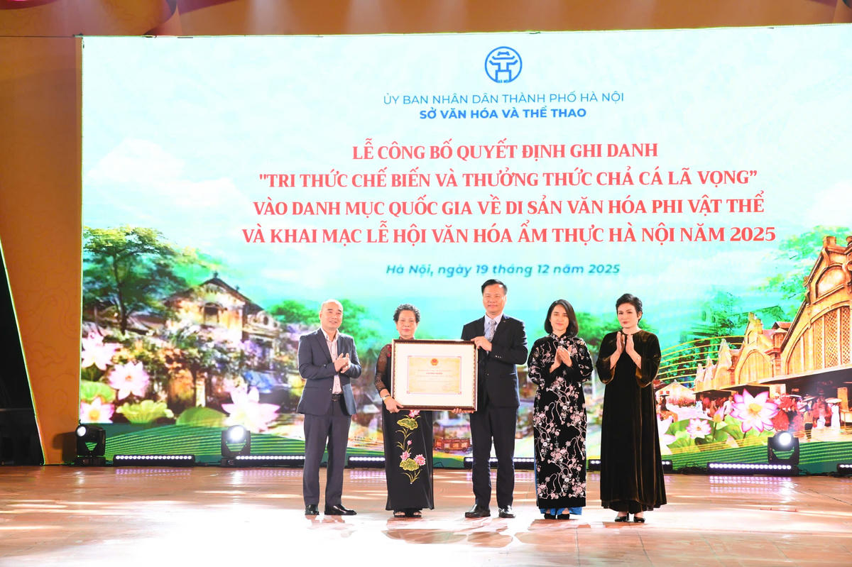 Trao Quyết định ghi danh “Tri thức chế biến và thưởng thức chả cá Lã Vọng (thành phố Hà Nội)” vào danh mục di sản văn hóa phi vật thể Quốc gia. Ảnh: Phạm Sỹ.