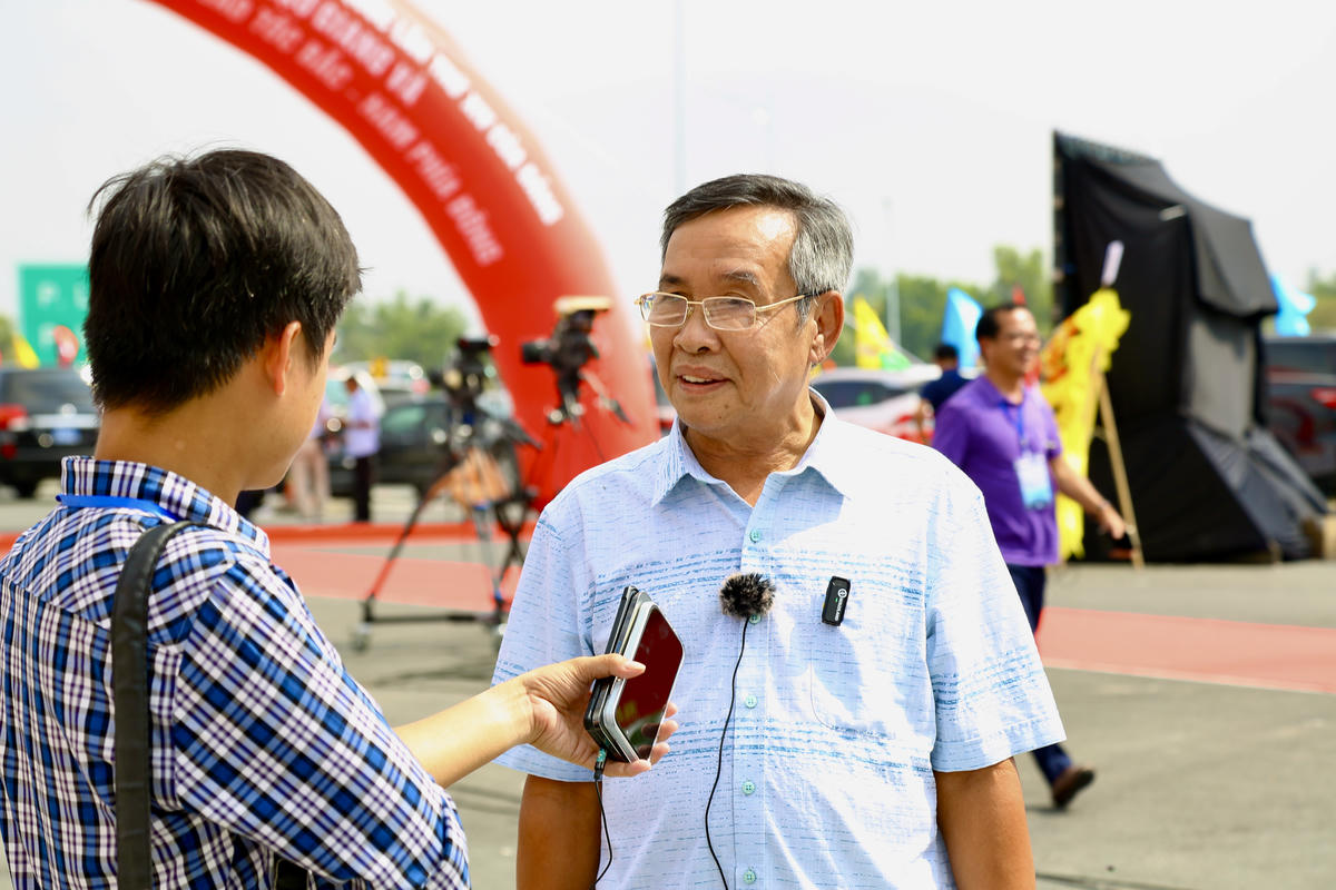 Ông Nguyễn Thanh Điền chia sẻ niềm vui với phóng viên các báo, đài. (ảnh: Thanh Tiến)