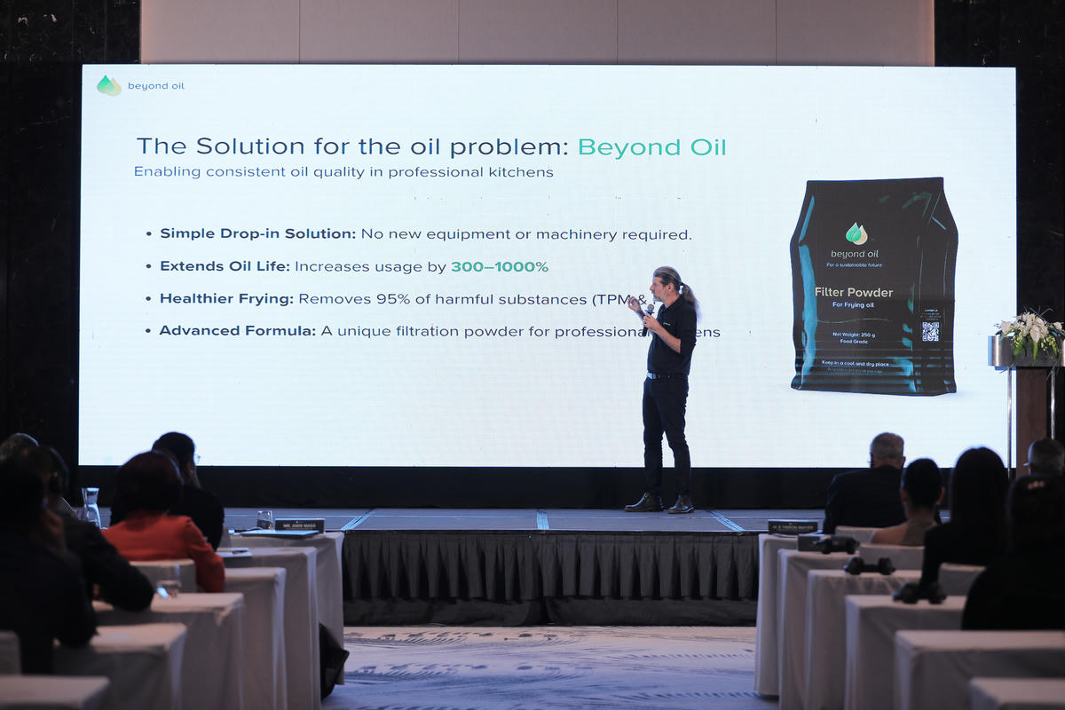 Đại diện Beyond Oil giới thiệu về&nbsp;giải pháp bột lọc dầu - bước tiến mới nhằm đảm bảo sức khỏe và môi trường