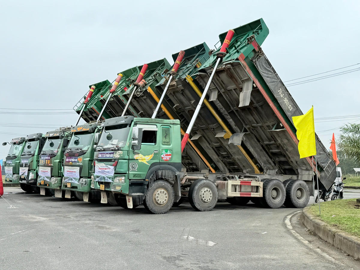 Các phương tiện phục vụ cho lễ khởi công. Ảnh: Nguyễn Tín.