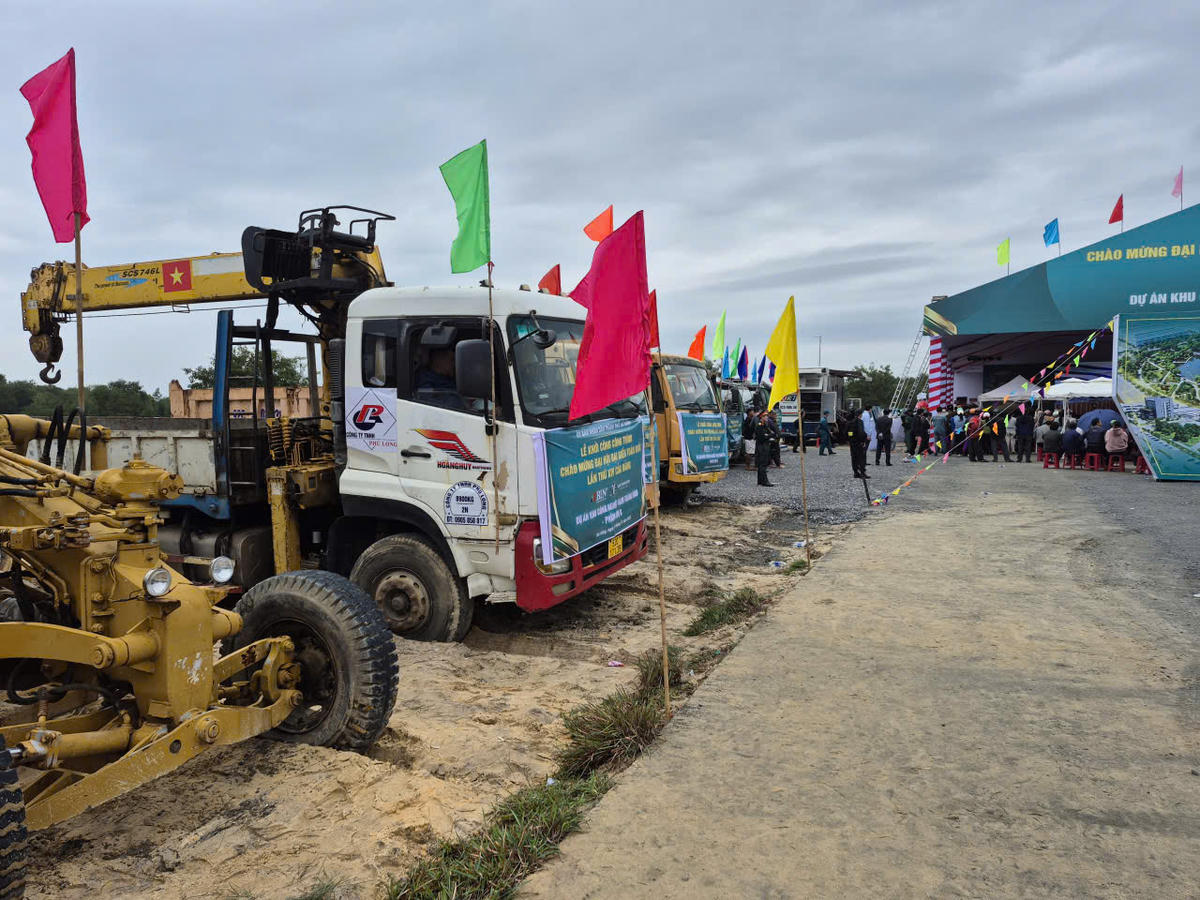 Công ty TNHH Phú Long tập trung máy móc, thiết dự sẵn sàng cho dự án. Ảnh: Tấn Thành