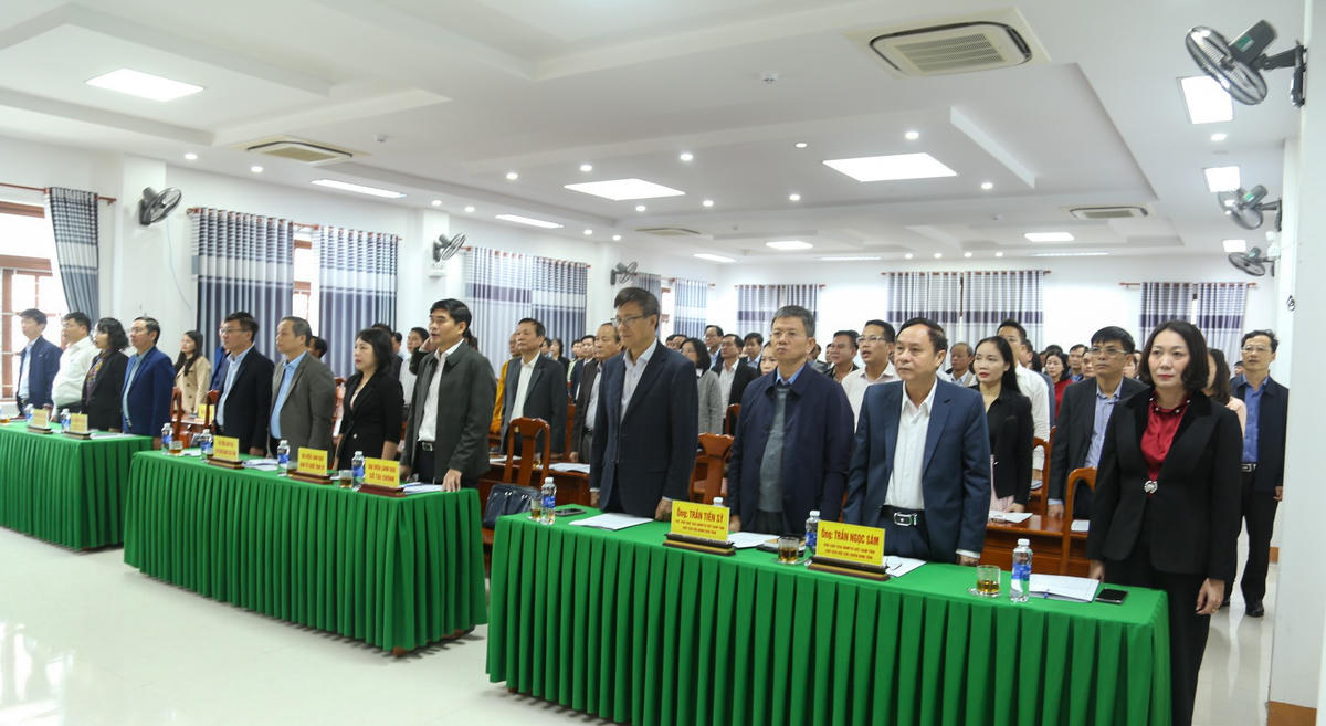 Đại biểu thực hiện nghi thức chào cơ. Ảnh: Đỗ Văn.