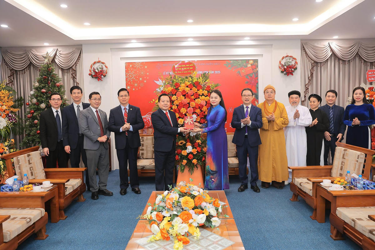 Ủy viên Trung ương Đảng, Phó Chủ tịch - Tổng Thư ký Ủy ban Trung ương MTTQ Việt Nam Nguyễn Thị Thu Hà tặng quà chúc mừng Hội thánh Tin Lành (miền Bắc). Ảnh: Hoài Nam. 