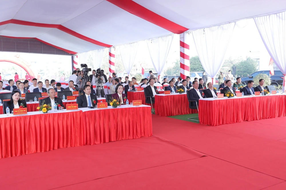 Bà Nguyễn Thị Thanh - Phó Chủ tịch Quốc hội và ông Trịnh Tuấn Sinh - Phó Bí thư Tỉnh uỷ, Chủ tịch Ủy ban MTTQ tỉnh Thanh Hóa dự lễ thông xe kỹ thuật. Ảnh: M.H