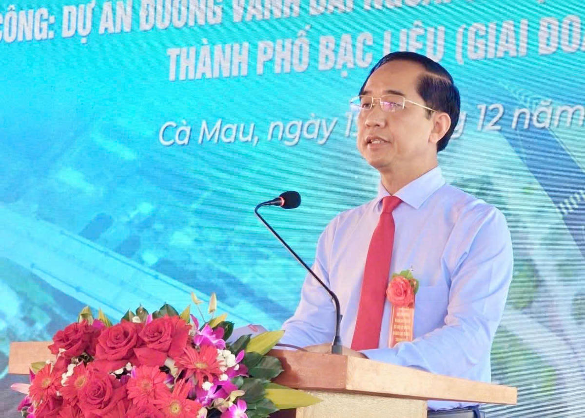 Phó Bi thư Tỉnh ủy, Chủ tịch tịch Ủy ban MTTQ Việt Nam tỉnh Cà Mau Hồ Thanh Thủy phát biểu tại Lễ khởi công. Ảnh: Nguyên Du