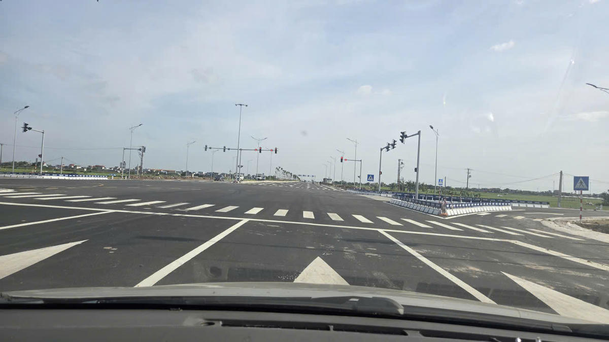 Tuyến đường bộ Nam Định - Lạc Quần - Đường ven biển dài gần 25 km, rộng 8 làn xe. Ảnh: Duy Hưng