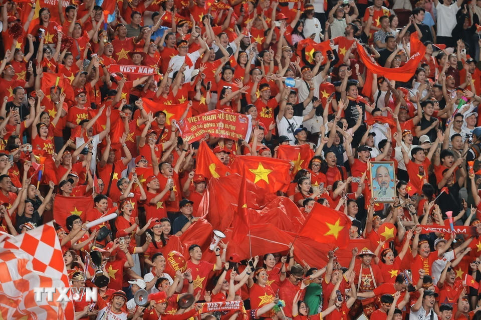 Niềm vui tột độ của người hâm mộ Việt Nam trên sân Rajamangala khi đội nhà giành chiến thắng. (Ảnh: Minh Quyết/TTXVN).