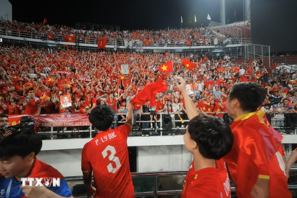 Các cầu thủ U22 Việt Nam hân hoan chia vui với người hâm mộ trên sân Rajamangala. (Ảnh: Minh Quyết/TTXVN).