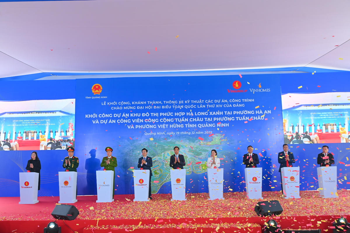 Các đại biểu bấm nút khởi công dự án Khu đô thị phức hợp Hạ Long Xanh tại phường Hà An và dự án Công viên công cộng Tuần Châu tại phường Tuần Châu và phường Việt Hưng.