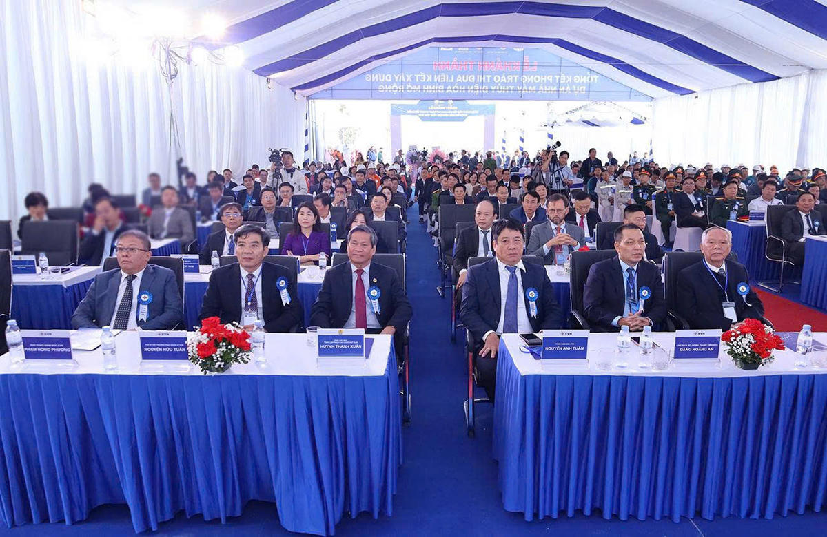 Các đại biểu tham dự Lễ khánh thành và tổng kết phong trào thi đua liên kết xây dựng Dự án Nhà máy Thuỷ điện Hoà Bình mở rộng.