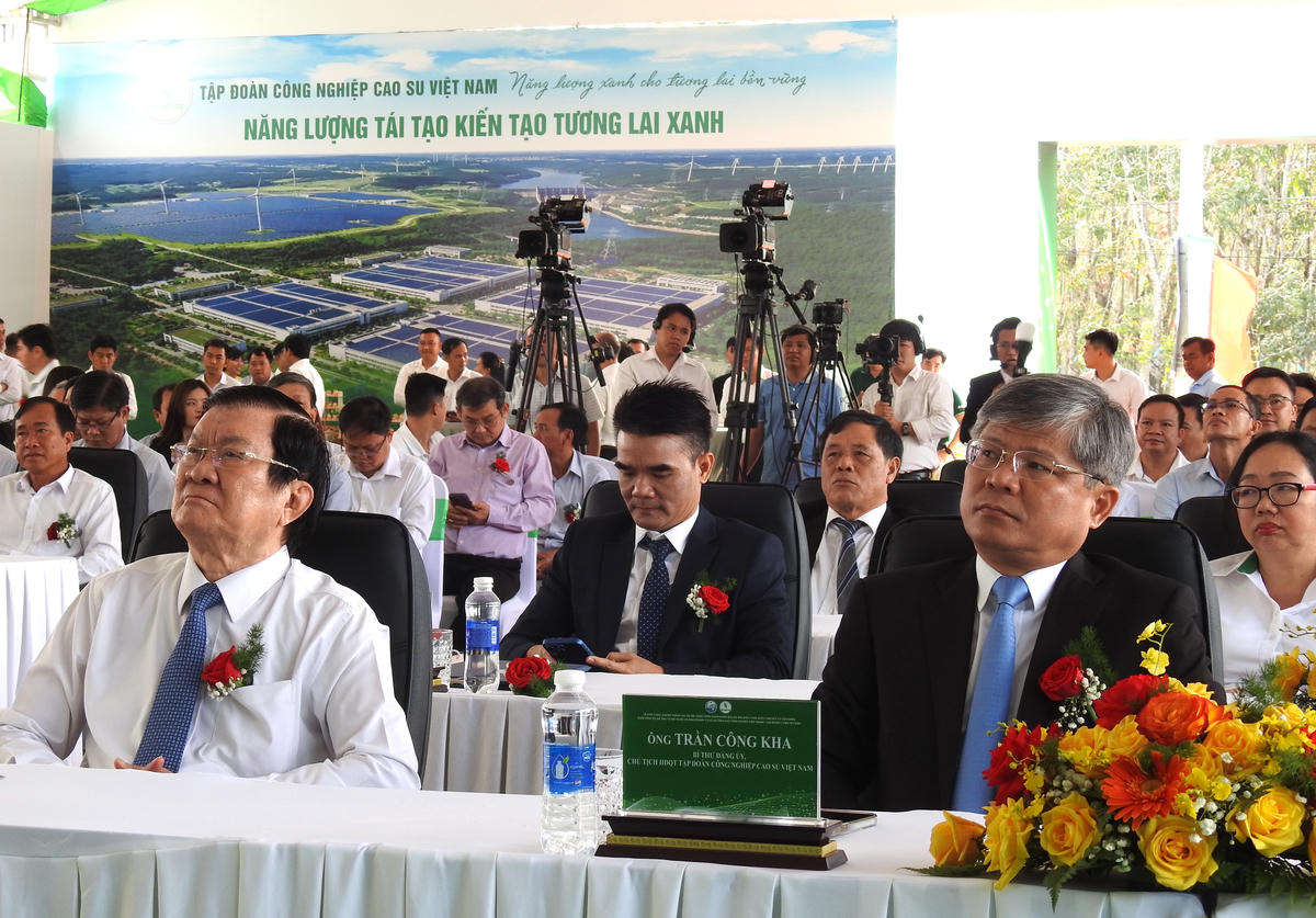 Các lãnh đạo, nguyên lãnh đạo Đảng, Nhà nước tham dự lễ khởi công. Ảnh: Đ.Xá.