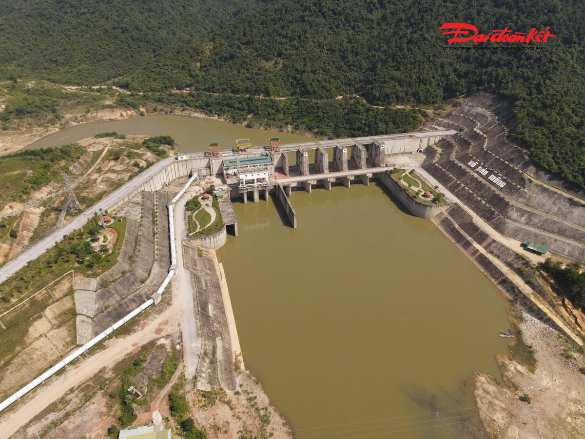 Sau một thời gian thi công, sáng 19/12 dự án Hồ chứa nước Bản Mồng giai đoạn 1 chính thức đi vào hoạt động. Ảnh: ĐB