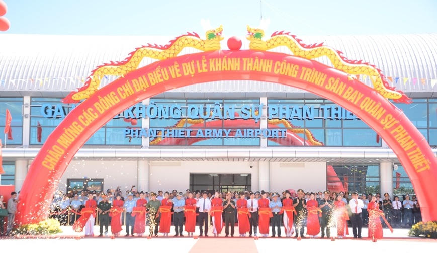 Đại tướng Phan Văn Giang cùng các đại biểu tiến hành nghi thức cắt băng khánh thành Sân bay quân sự Phan Thiết. (ảnh X.H)