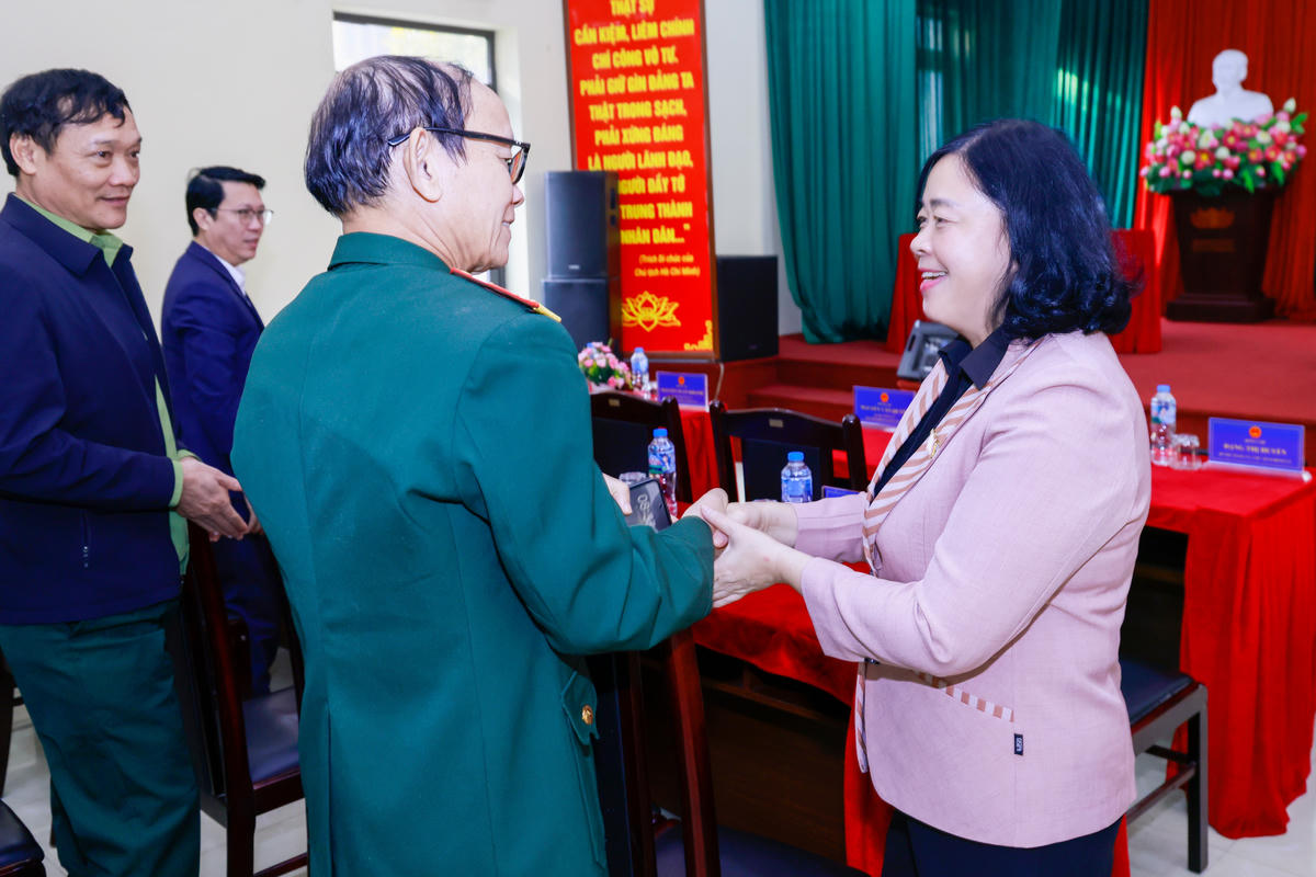 Chủ tịch UBTƯ MTTQ Việt Nam Bùi Thị Minh Hoài gặp gỡ cử tri Đơn vị bầu cử số 4 (Hà Nội). Ảnh: Quang Vinh.
