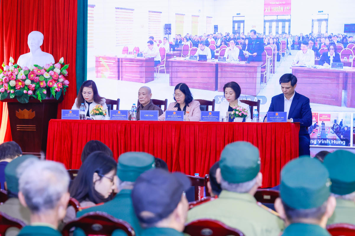 Chủ tịch Bùi Thị Minh Hoài và các đại biểu Quốc hội lắng nghe ý kiến của cử tri tại Hội nghị. Ảnh: Quang Vinh.