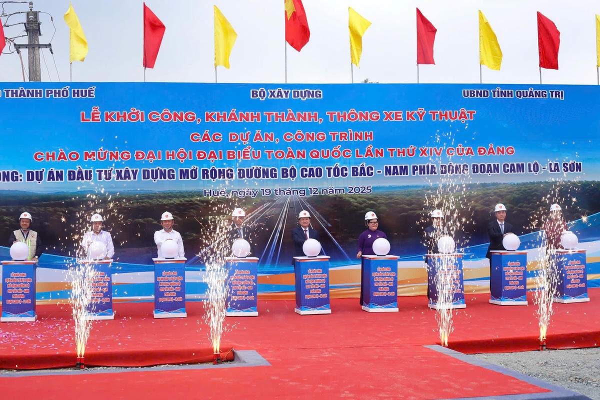 Khởi công Dự án mở rộng cao tốc Bắc - Nam phía Đông, đoạn Cam Lộ - La Sơn. Ảnh: N.Q.