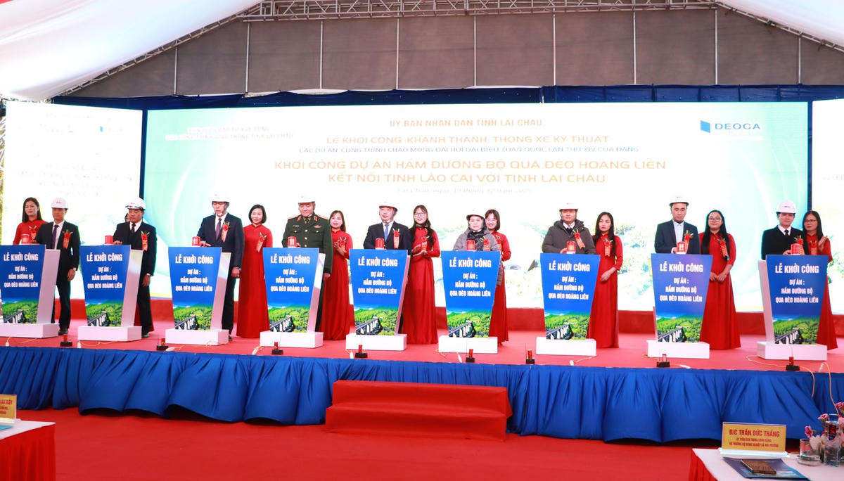 Các đại biểu thực hiện nghi thức khởi công Dự án Hầm đường bộ qua đèo Hoàng Liên kết nối tỉnh Lào Cai với tỉnh Lai Châu. Ảnh: Laichau.gov.vn