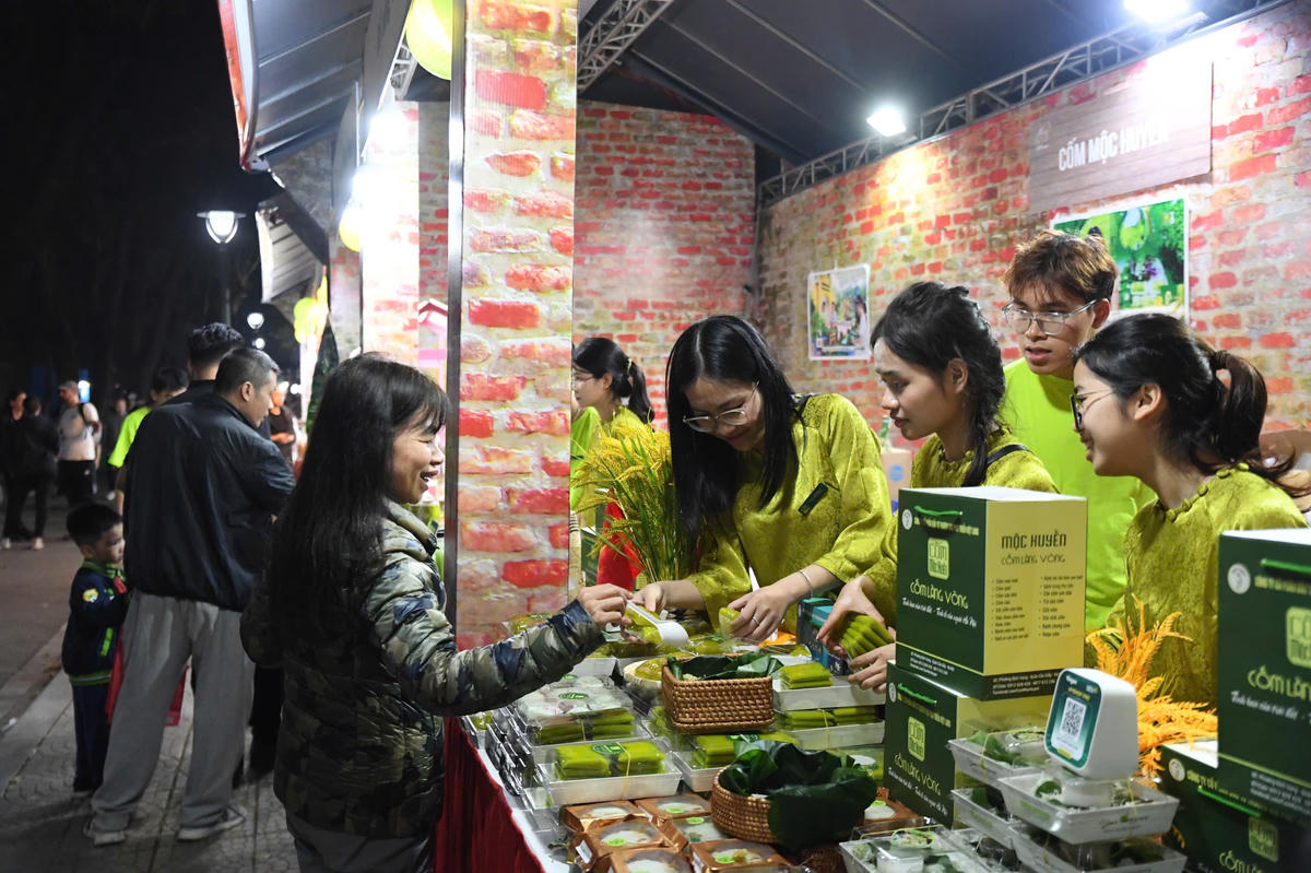 Trong khuôn khổ lễ hội sẽ có nhiều hoạt động trải nghiệm, thu hút du khách tham gia tìm hiểu các nét đẹp văn hóa, ẩm thực Thủ đô Hà Nội nói riêng và sự đa dạng, phong phú của ẩm thực quốc tế nói chung. Ảnh: Phạm Sỹ.

 