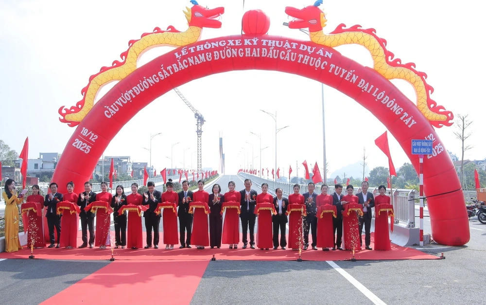 Các đại biểu thực hiện nghi thức thông xe kỹ thuật dự án cầu vượt đường sắt Bắc - Nam. Ảnh: Minh Hiếu