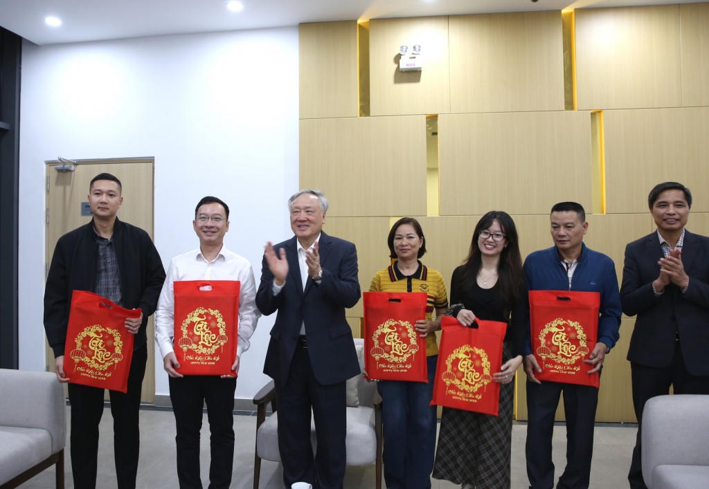 Phó Thủ tướng Thường trực Chính phủ Nguyễn Hòa Bình tặng quà người dân tại dự án nhà ở xã hội đồi ngân hàng (phường Hà Lầm) ngày 19/12. Ảnh: Nguyễn Hoàng.. 