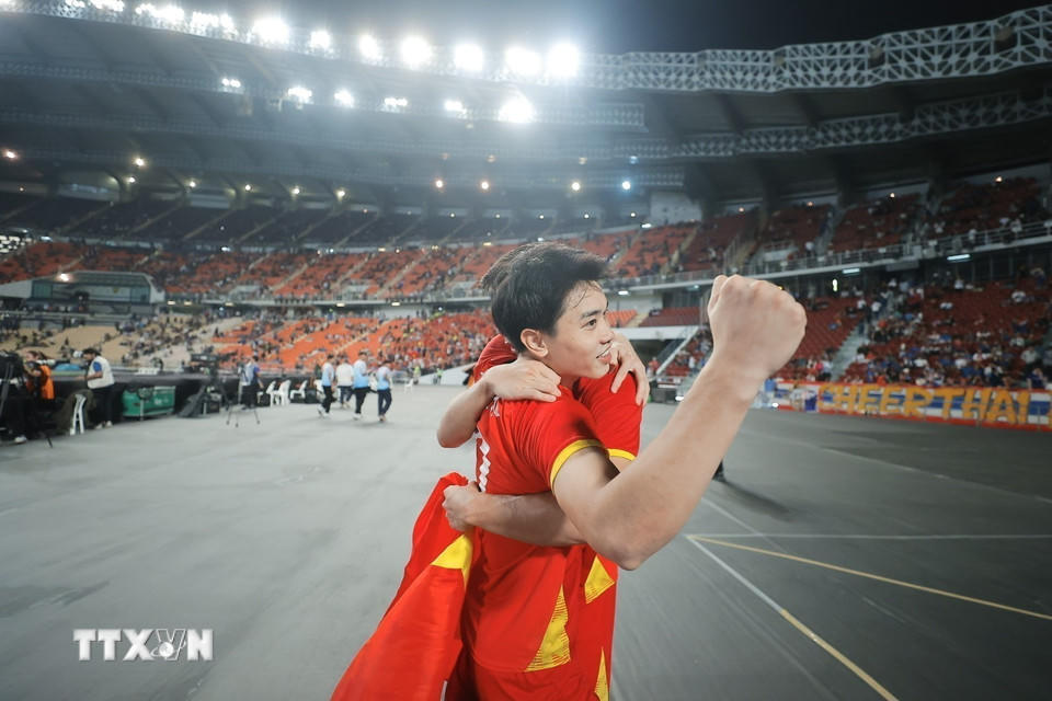 Các cầu thủ U22 Việt Nam hân hoan trong niềm vui chiến thắng. (Ảnh: Minh Quyết/TTXVN).