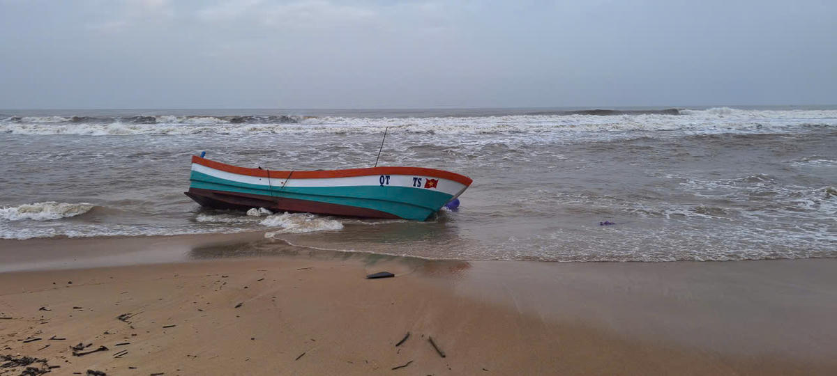 Quảng Trị: Phát hiện tàu cá trôi dạt, nghi ngư dân bị rơi xuống biển