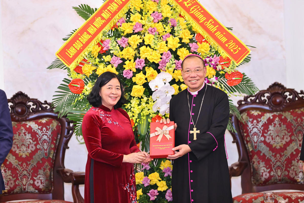 Chủ tịch Bùi Thị Minh Hoài tặng quà chúc mừng&nbsp;Tổng Giám mục Tổng Giáo phận Hà Nội, Phó Chủ tịch Hội đồng Giám mục Việt Nam Vũ Văn Thiên.